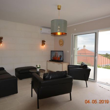 Sealodge: Luxurious Beachfront Villa with Private Pool and Sea Views Rogac Exterior photo