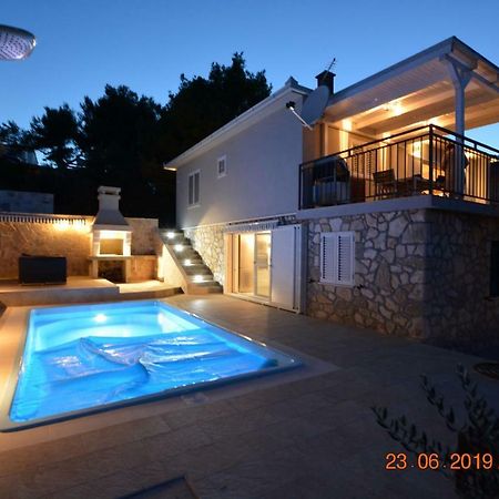 Sealodge: Luxurious Beachfront Villa with Private Pool and Sea Views Rogac Exterior photo