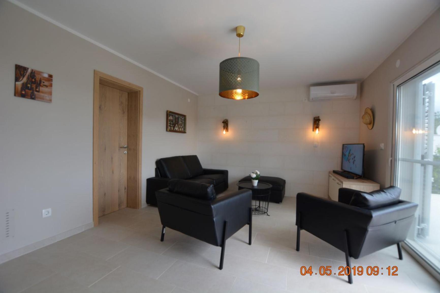 Sealodge: Luxurious Beachfront Villa with Private Pool and Sea Views Rogac Exterior photo