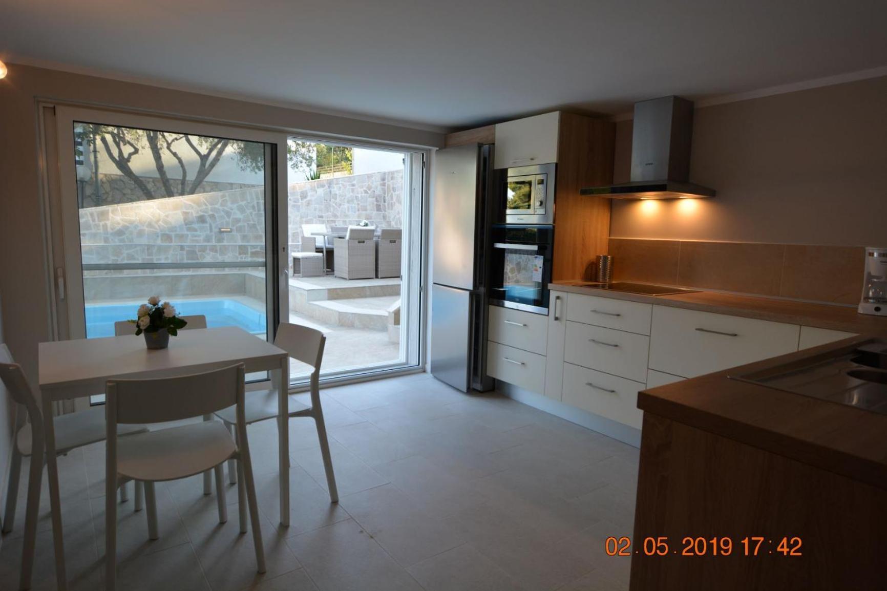 Sealodge: Luxurious Beachfront Villa with Private Pool and Sea Views Rogac Exterior photo