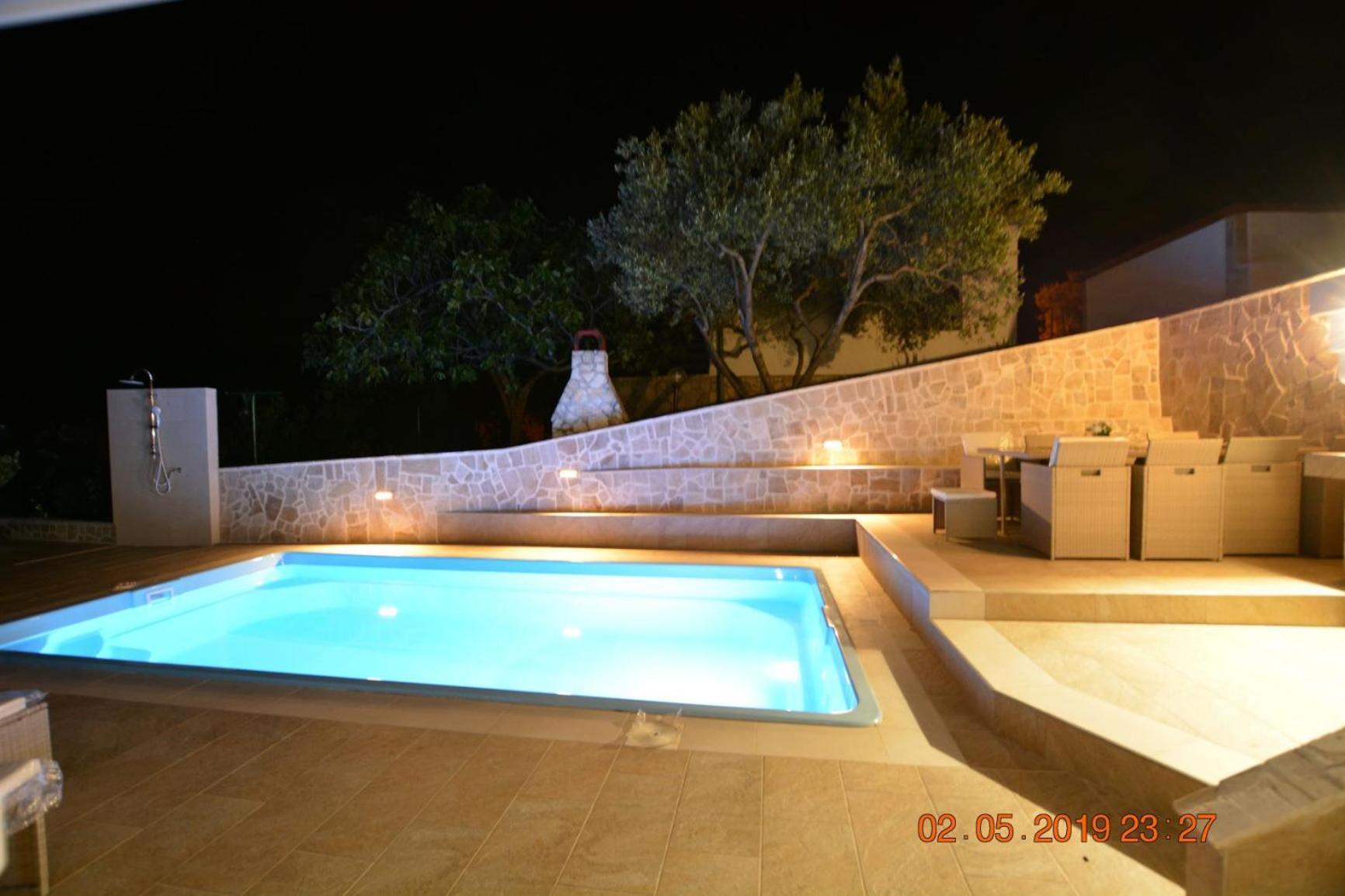 Sealodge: Luxurious Beachfront Villa with Private Pool and Sea Views Rogac Exterior photo