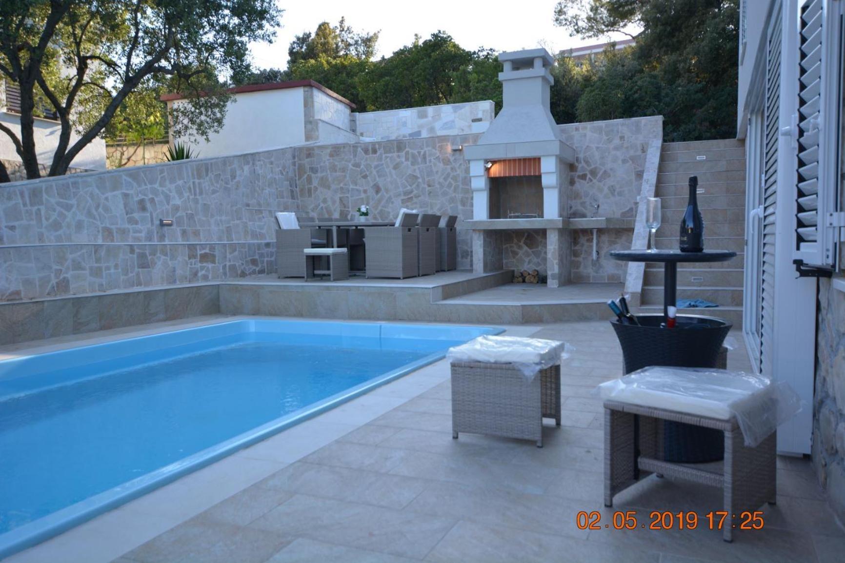 Sealodge: Luxurious Beachfront Villa with Private Pool and Sea Views Rogac Exterior photo