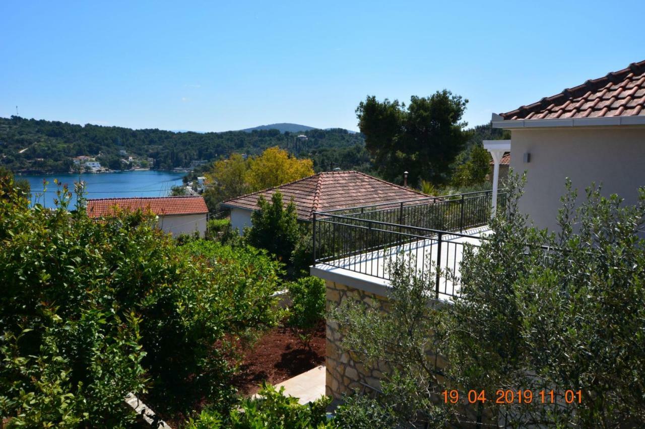 Sealodge: Luxurious Beachfront Villa with Private Pool and Sea Views Rogac Exterior photo