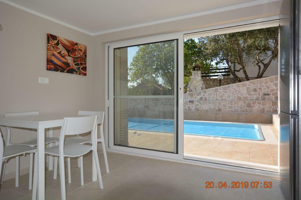 Sealodge: Luxurious Beachfront Villa with Private Pool and Sea Views Rogac Exterior photo