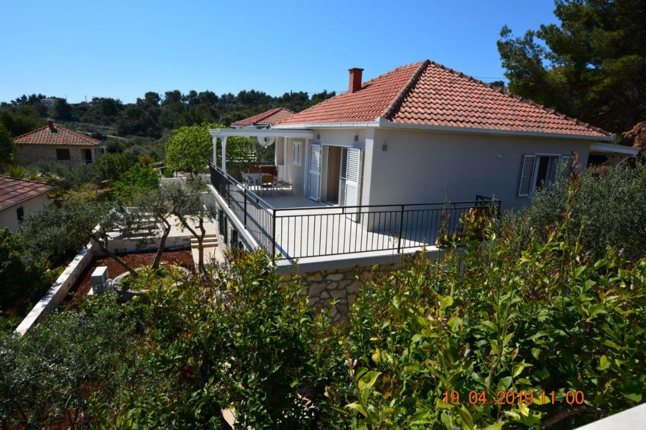 Sealodge: Luxurious Beachfront Villa with Private Pool and Sea Views Rogac Exterior photo