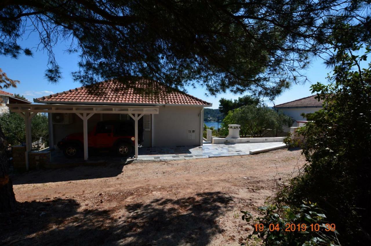 Sealodge: Luxurious Beachfront Villa with Private Pool and Sea Views Rogac Exterior photo