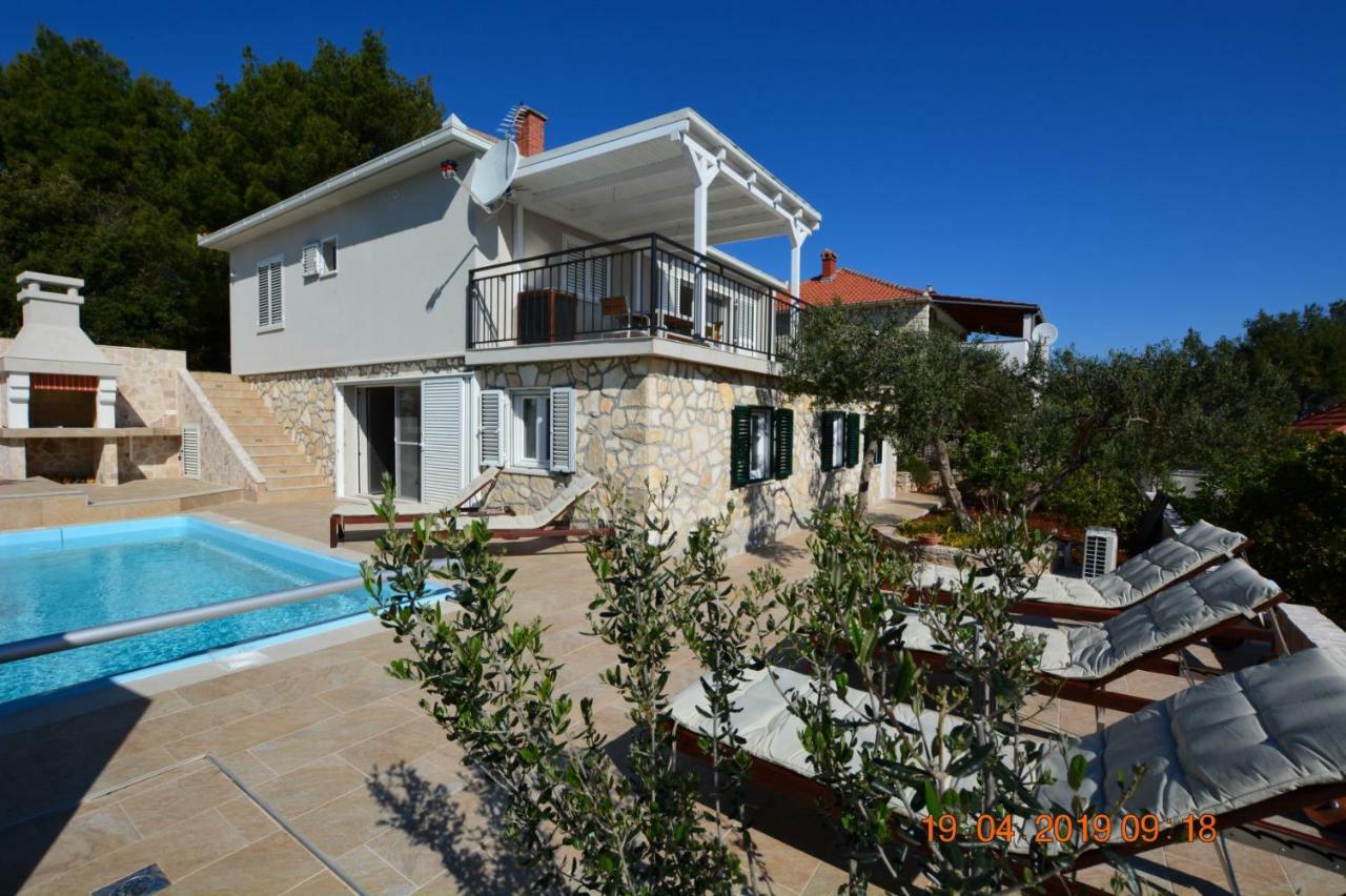 Sealodge: Luxurious Beachfront Villa with Private Pool and Sea Views Rogac Exterior photo