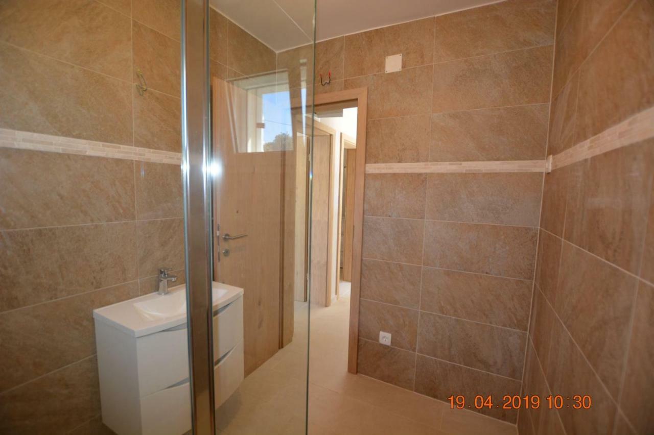 Sealodge: Luxurious Beachfront Villa with Private Pool and Sea Views Rogac Exterior photo