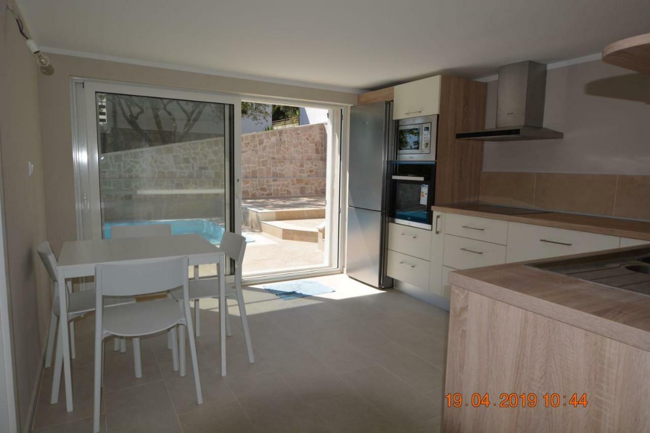 Sealodge: Luxurious Beachfront Villa with Private Pool and Sea Views Rogac Exterior photo