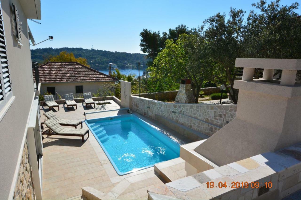Sealodge: Luxurious Beachfront Villa with Private Pool and Sea Views Rogac Exterior photo