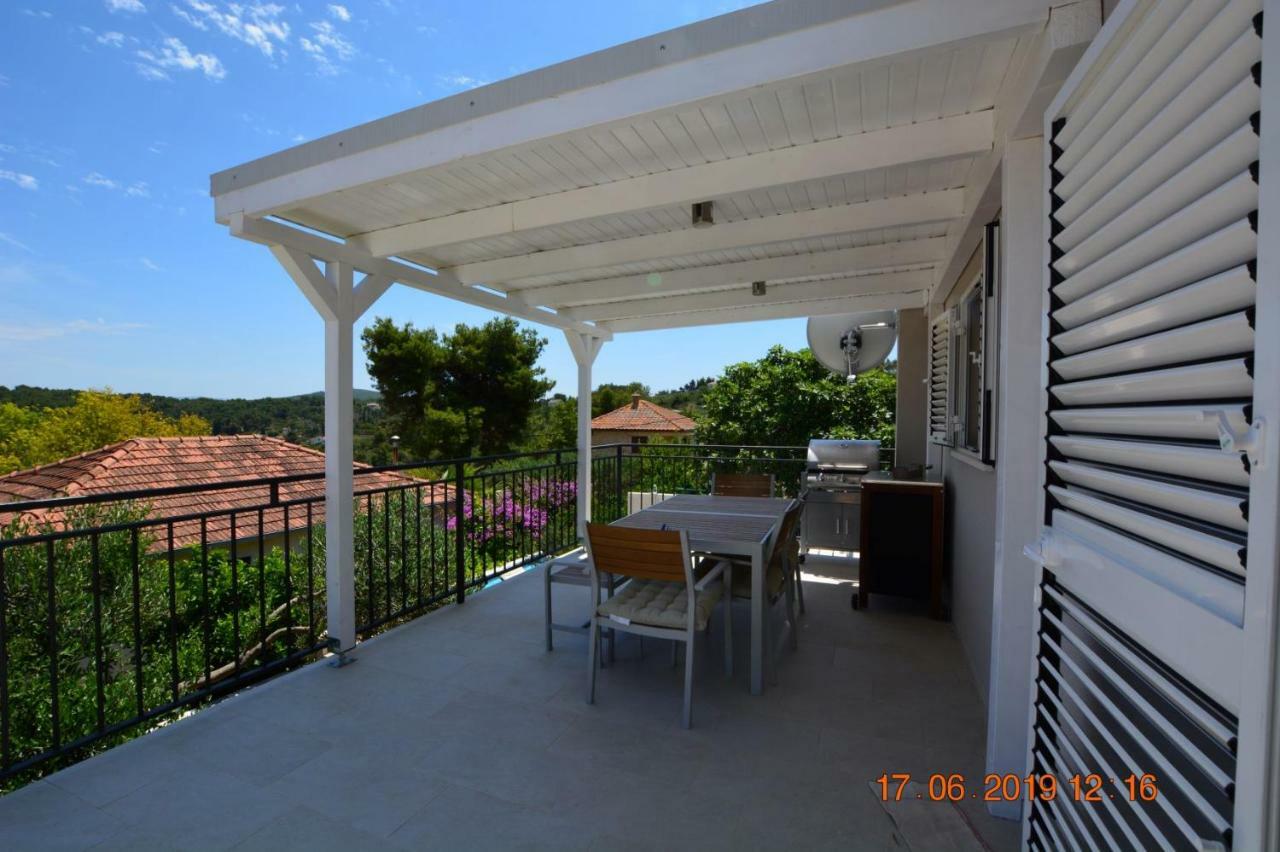 Sealodge: Luxurious Beachfront Villa with Private Pool and Sea Views Rogac Exterior photo