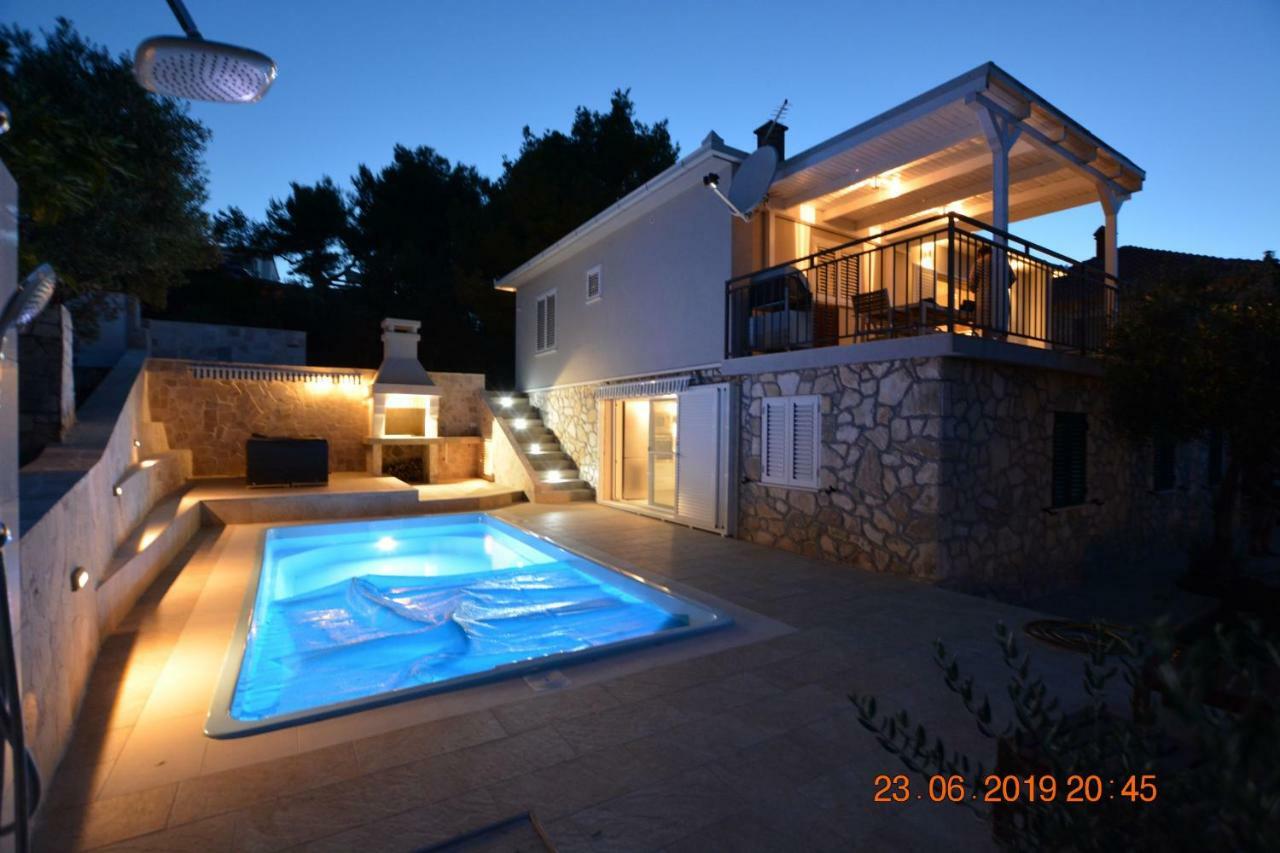 Sealodge: Luxurious Beachfront Villa with Private Pool and Sea Views Rogac Exterior photo