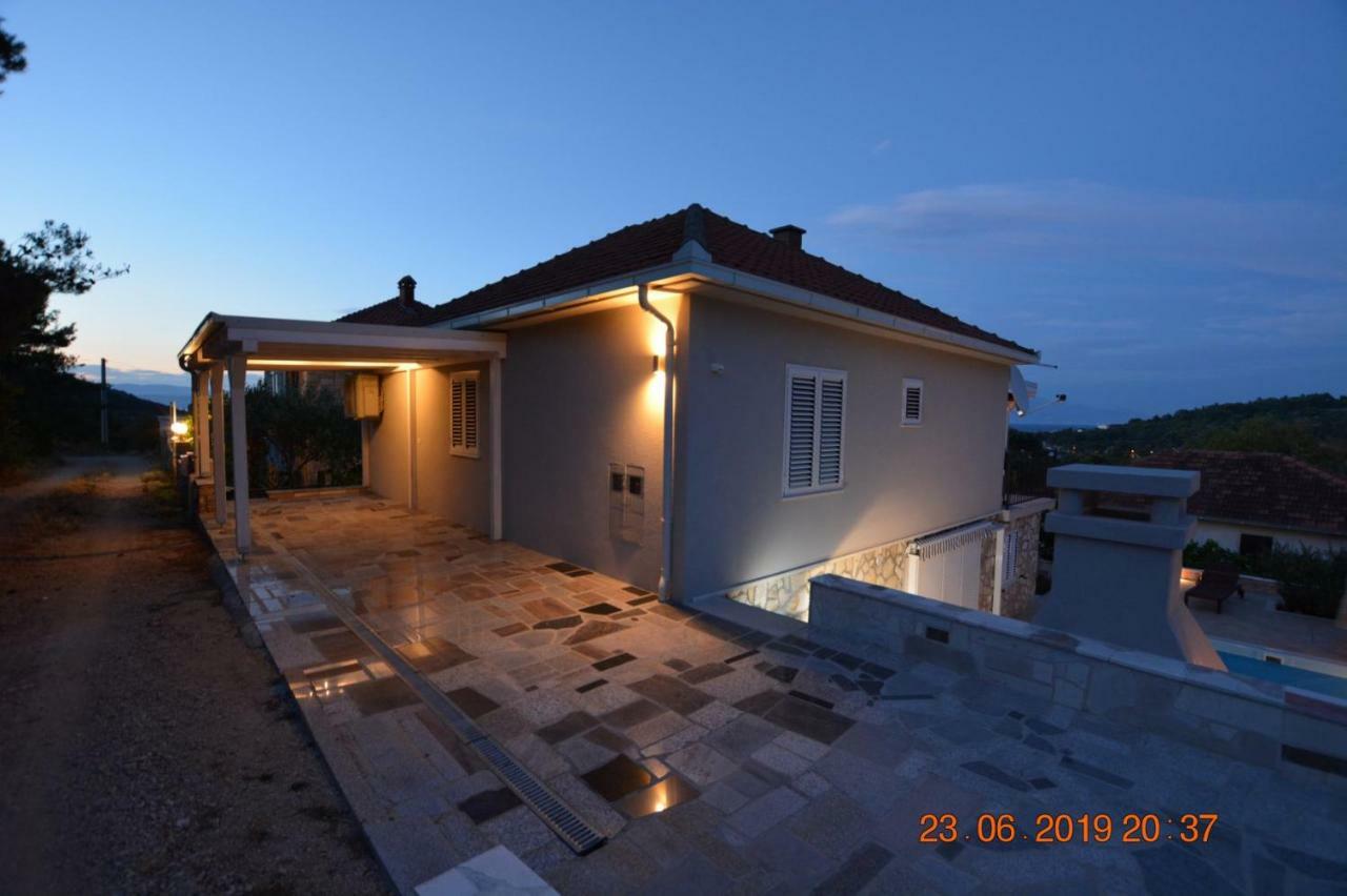 Sealodge: Luxurious Beachfront Villa with Private Pool and Sea Views Rogac Exterior photo