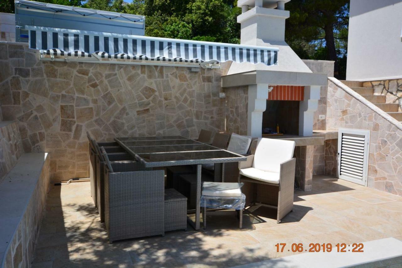 Sealodge: Luxurious Beachfront Villa with Private Pool and Sea Views Rogac Exterior photo