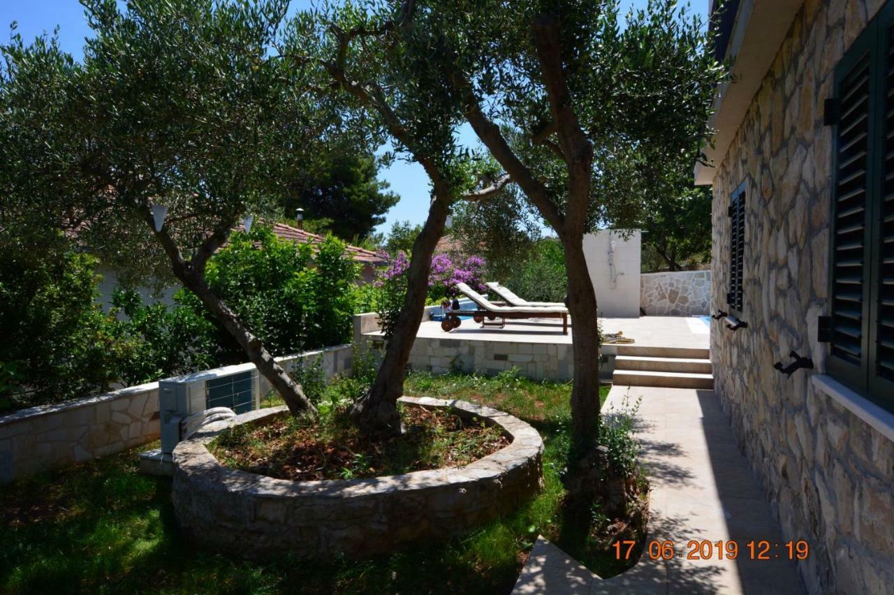 Sealodge: Luxurious Beachfront Villa with Private Pool and Sea Views Rogac Exterior photo