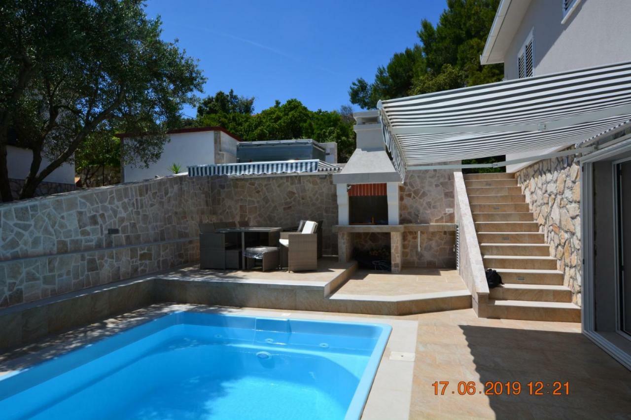 Sealodge: Luxurious Beachfront Villa with Private Pool and Sea Views Rogac Exterior photo
