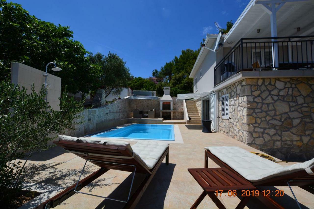 Sealodge: Luxurious Beachfront Villa with Private Pool and Sea Views Rogac Exterior photo