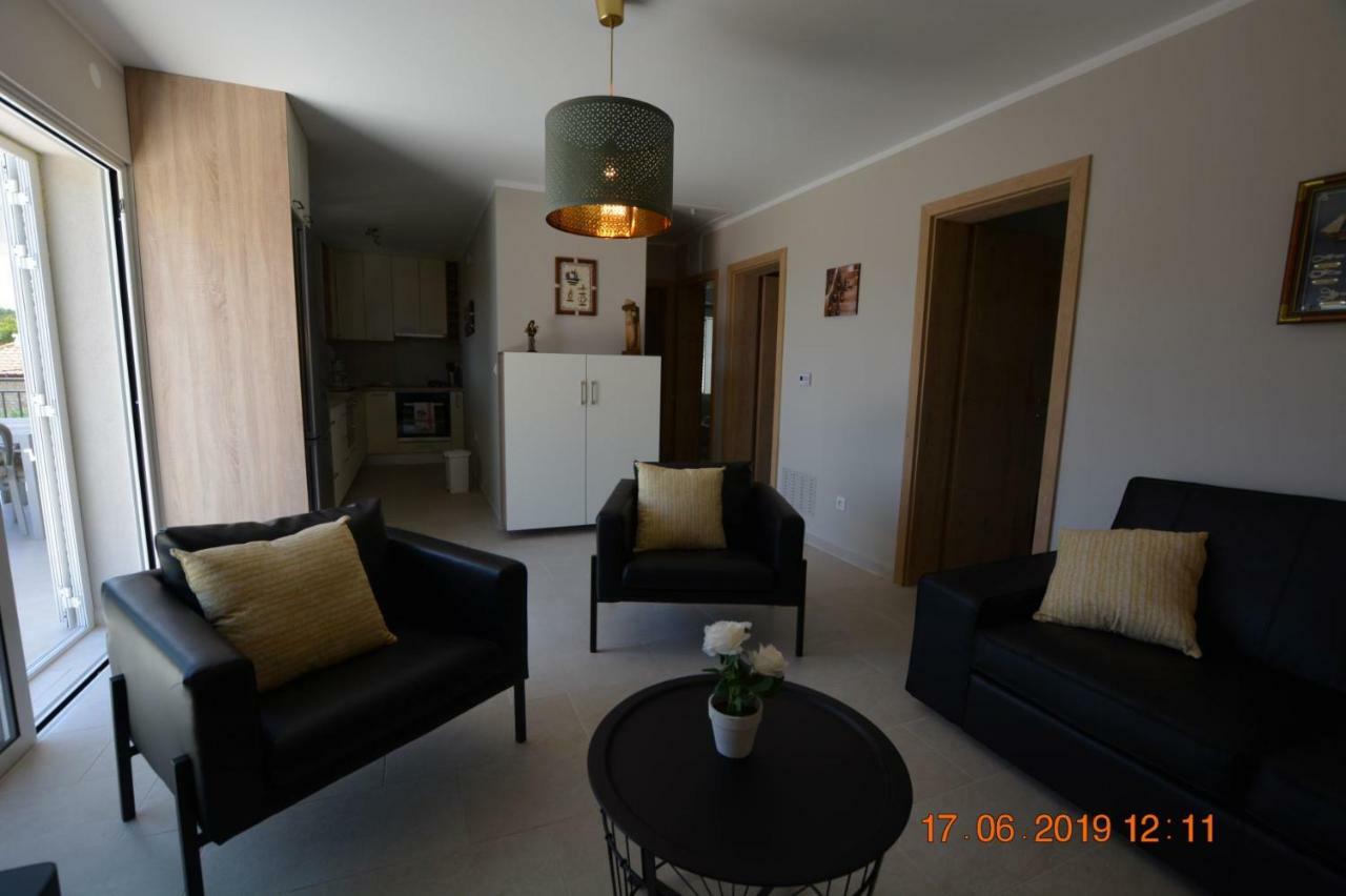 Sealodge: Luxurious Beachfront Villa with Private Pool and Sea Views Rogac Exterior photo